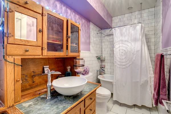 Деревянный буфет - фото в современной ванной комнате
