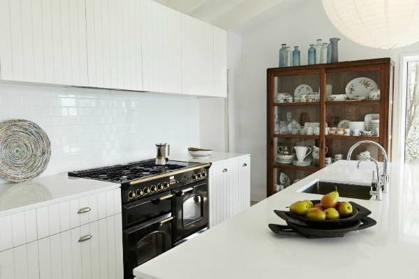 Дизайн кухни с буфетом классика - фото в современном стиле
