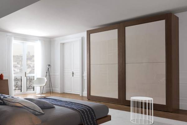Классические белые двери в интерьере квартиры - фото спальни