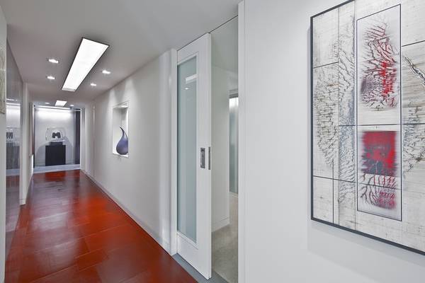 Белые двери в интерьере квартиры - фото коридора