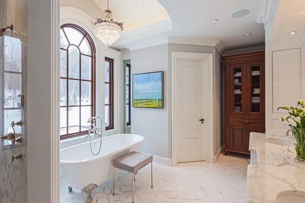 Светлые двери в интерьере ванной комнаты с белой плиткой