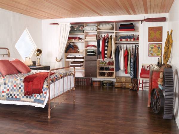 Небольшая гардеробная комната в спальне - фото гардеробной системы