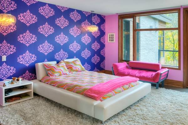 Дизайн оклейки стен разными обоями - фото спальни