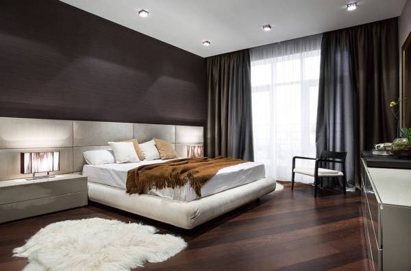 Двуспальная кровать с мягким изголовьем светлого цвета