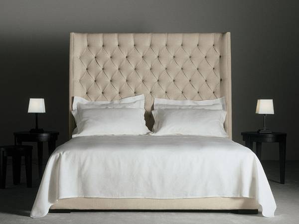 Двуспальная кровать с высоким мягким изголовьем бежевого цвета