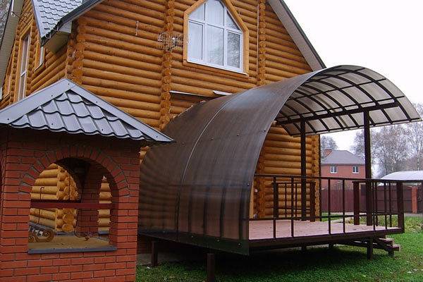 Большое крыльцо из поликарбоната - фото частного дома