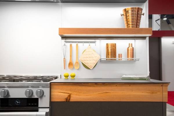 Стильные современные аксессуары для рейлингов на кухню - фото