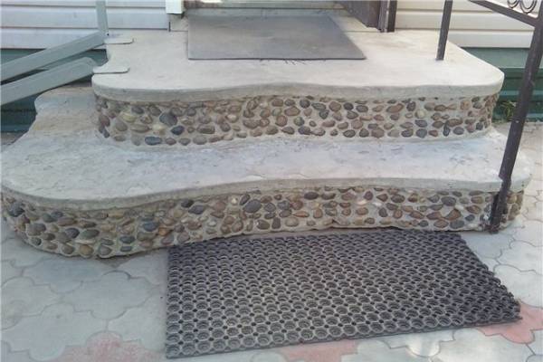 Необычная отделка крыльца из бетона мелкими камушками