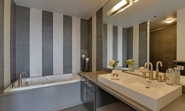 Современный дизайн ванной комнаты в стиле лофт - фото в интерьере