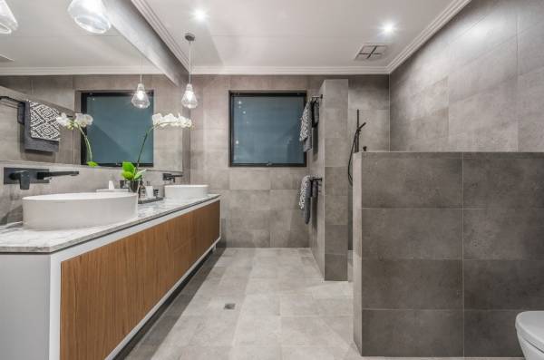 Роскошная современная ванная комната в стиле лофт - фото