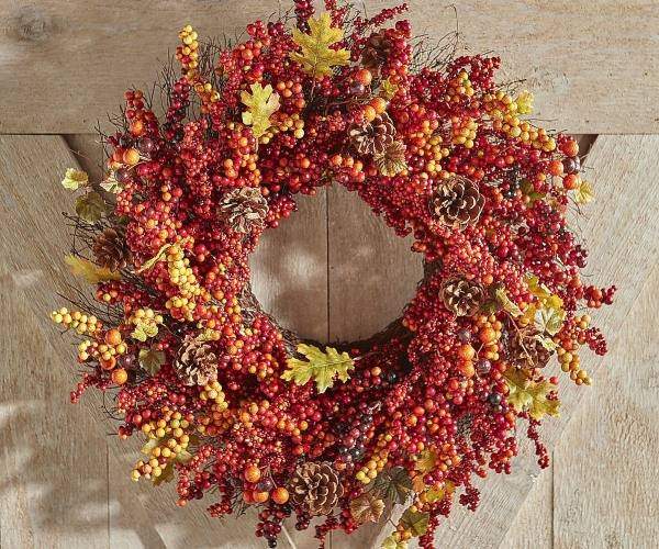 Осенняя поделка - венок из листьев и ягод