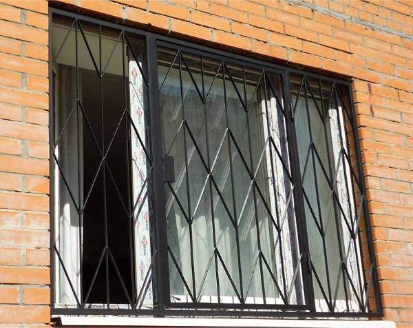 Металлические распашные решетки на окна первого этажа