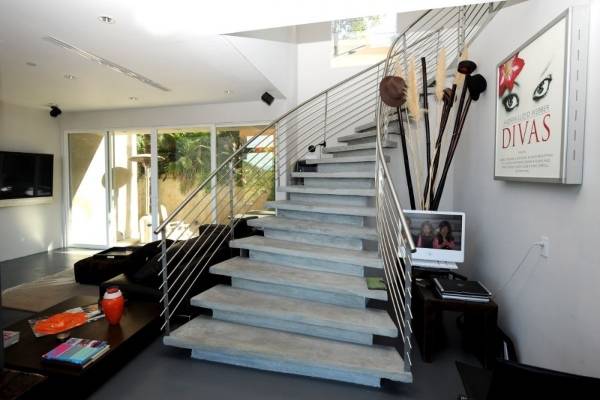 Красивая бетонная лестница в интерьере частного дома