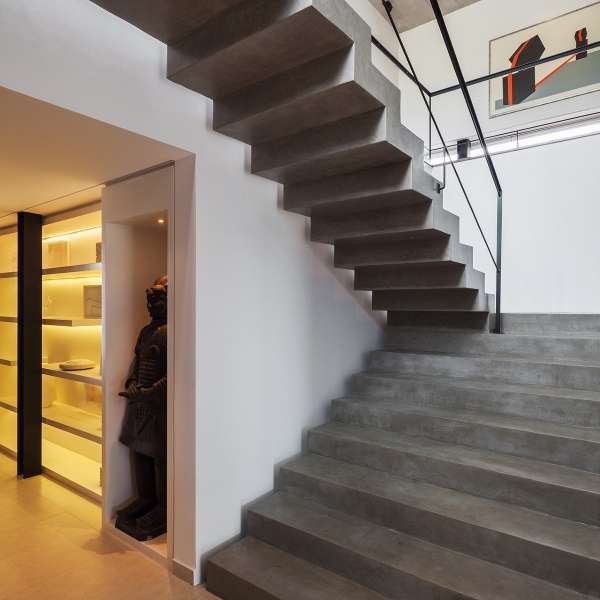 Стильная бетонная лестница в доме на второй этаж