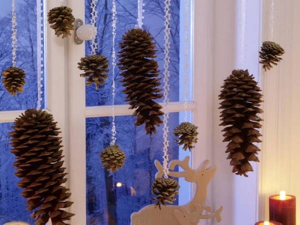 Новогоднее украшение окон в интерьере - фото с природными материалами