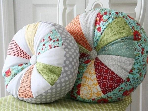 Разноцветные наволочки для диванных подушек своими руками