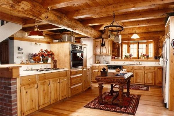 Интерьер кухни деревянного дома - фото из дерева