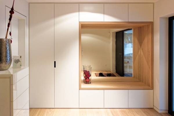 Дизайн встроенного шкафа в прихожую частного дома