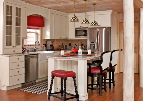 Яркий интерьер кухни в стиле кантри - фото в черно-белом и красном цветах