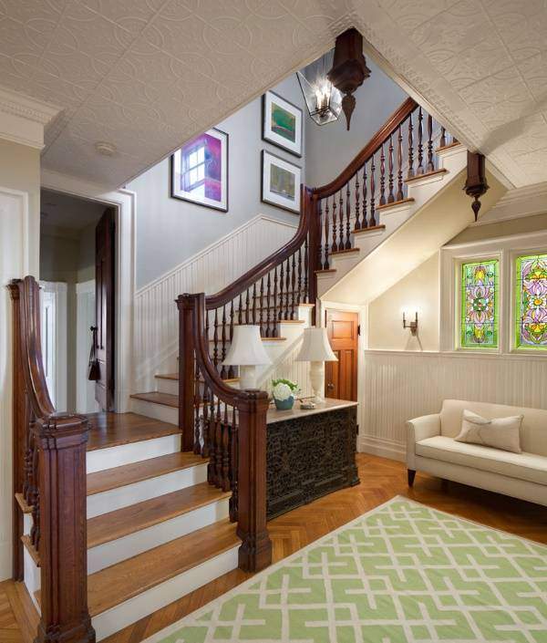 Отделка лестниц в доме - фото с деревянными перилами