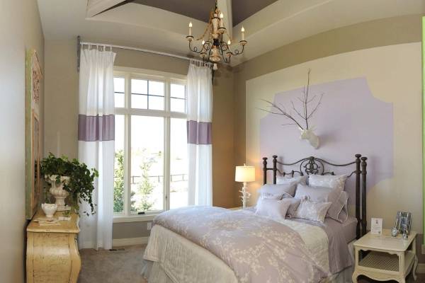 Легкие шторы в спальню в стиле прованс в белом и сиреневом цвете