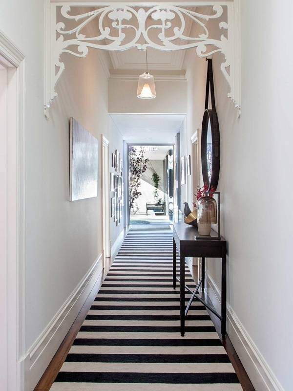 Дизайн узкого длинного коридора в квартире с ковровой дорожкой
