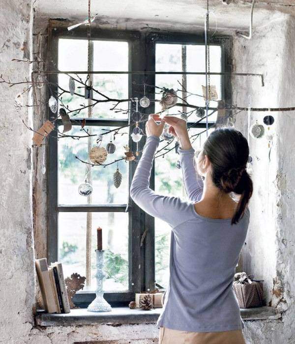 Как украсить окно к Новому году - необычные идеи с ветками
