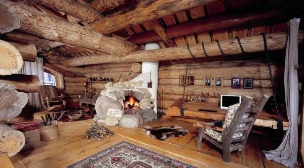 Деревянный дом внутри в стиле кантри с печью-камином