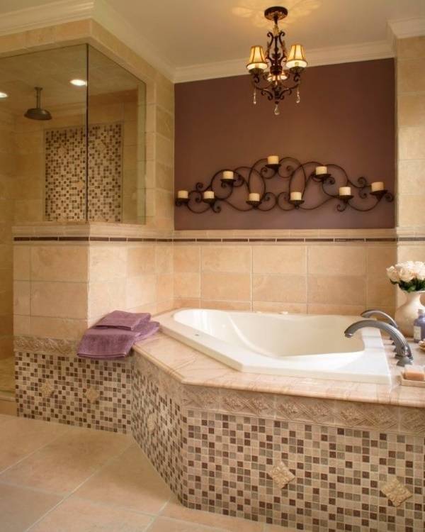 Шикарный кованый подсвечник на стене в ванной