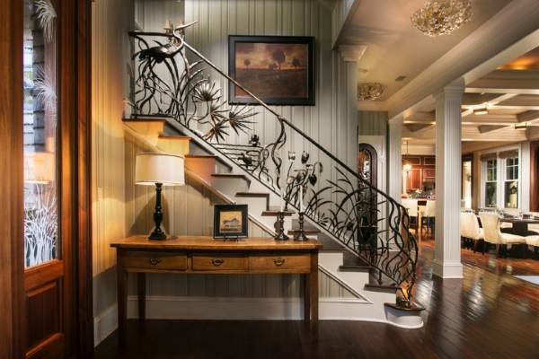 Красивые кованые перила для лестниц в доме - фото с идеями