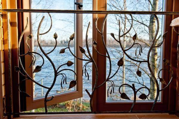 Кованые решетки на окна - фото внутри дома