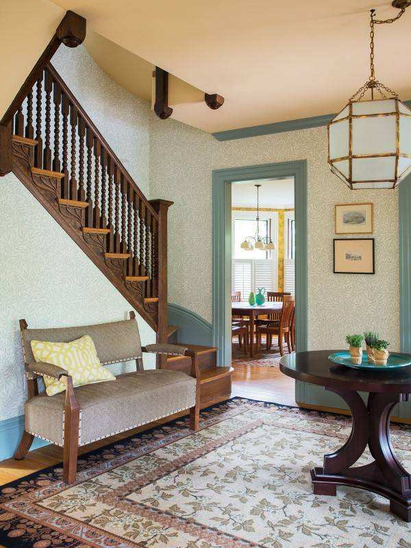 Дизайн прихожей в доме с лестницей из дерева