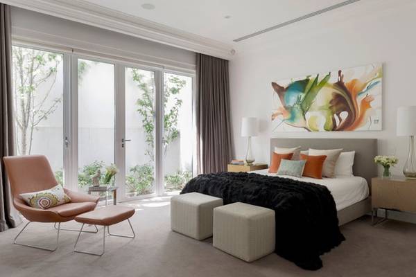 Серо-коричневые шторы в дизайне спальни