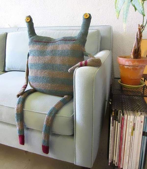 Идеи как создать вязанные подушки на диван спицами