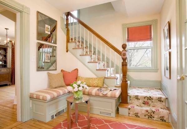 Ковровая отделка лестниц в доме - фото с прихожей