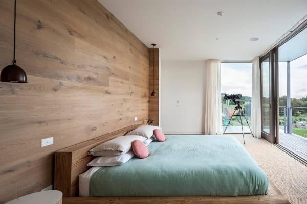 Отделка стен деревом - фото современной спальни