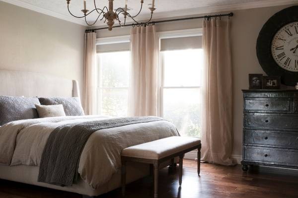 Дизайн штор для спальни - фото в пастельных тонах