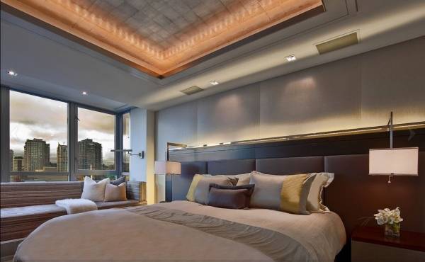 Подсветка потолка светодиодной лентой под плинтусом - фото в спальне