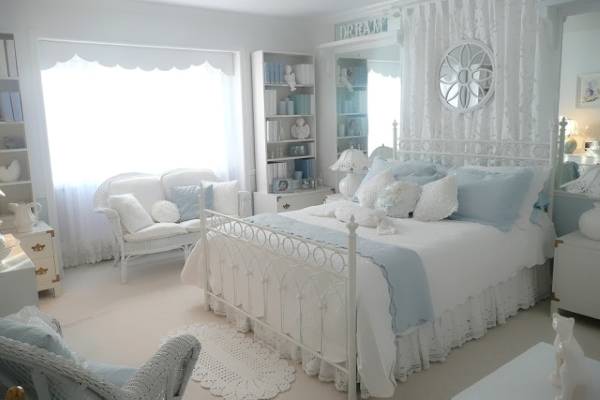 Бело-голубая спальня в стиле прованс - фото интерьер