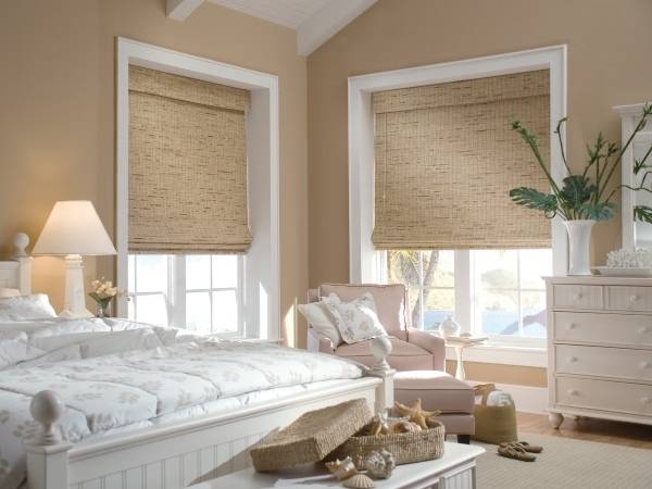 Бамбуковые римские шторы в интерьере спальни 2016