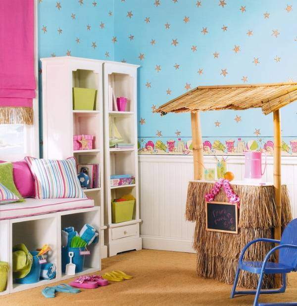 Розово-голубые обои и панели на стенах в детской комнате