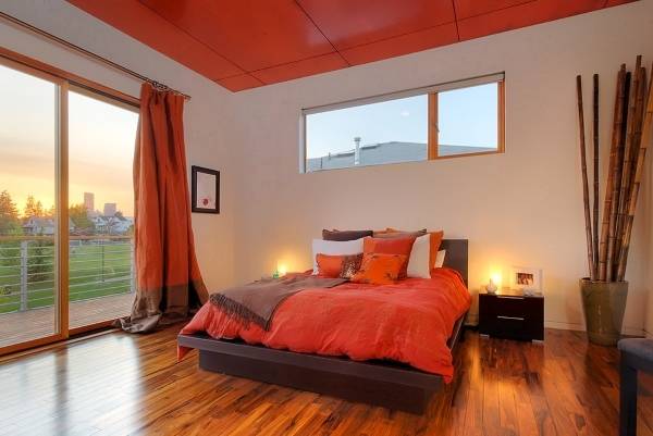 Яркий красные шторы в интерьере спальни - фото
