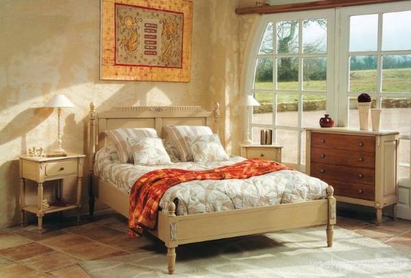 Кровать в стиле прованс и прочая мебель в интерьере