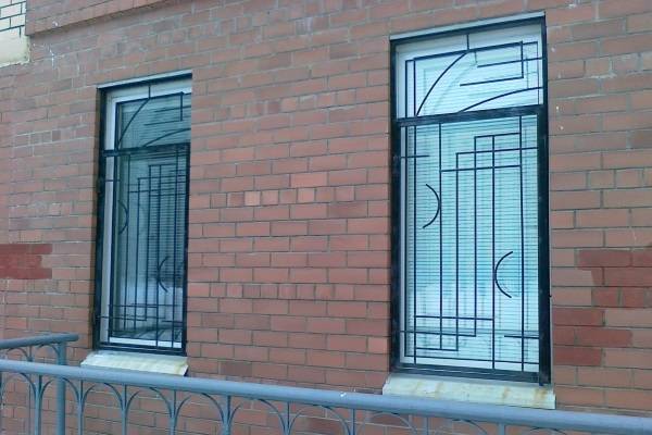 Сварные решетки на окна - фото экстерьера дома