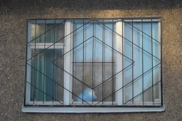 Сварные металлические решетки на окна - фото с фасада