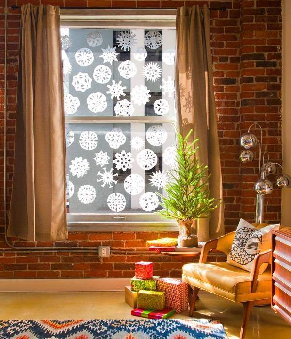 Вырезаем и клеим снежинки на окна к Новому году