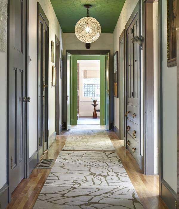 Стильный узкий коридор - фото с зеленым потолком