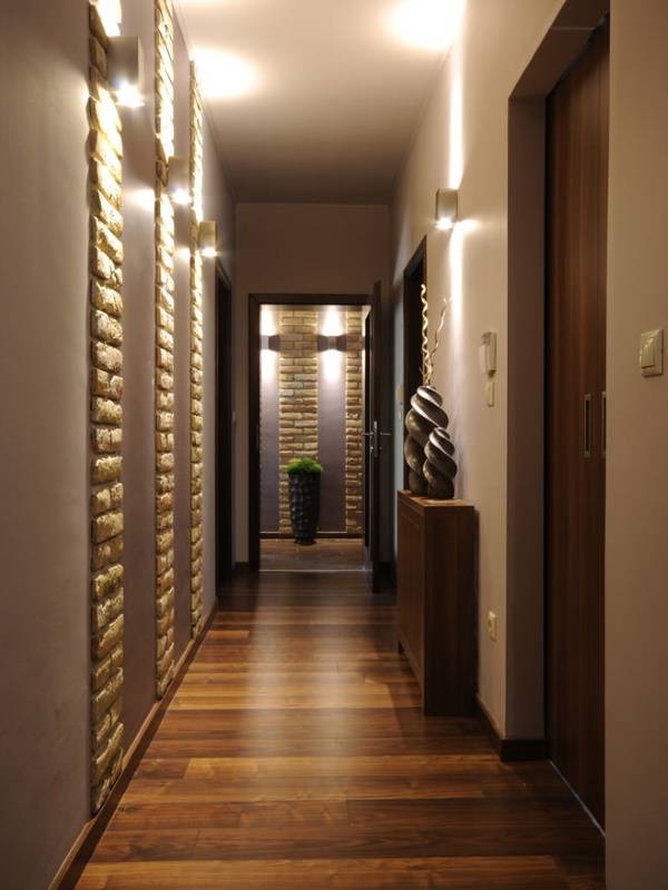 Темные обои для узкого коридора - фото интерьера