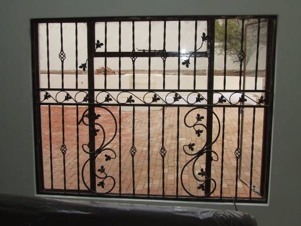 Красивые кованые решетки на окна - фото дома