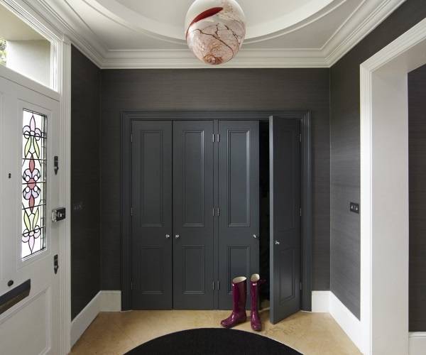 Встроенный шкаф черного цвета в прихожей частного дома 